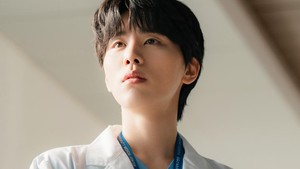 Kim Woo Seok akan memerankan seorang dokter magang bernama Park Tae Kyung. Dia ditulis sebagai sosok yang baik hati tapi juga penuh ambisi dan sedikit ceroboh. (Foto: dok. SBS)