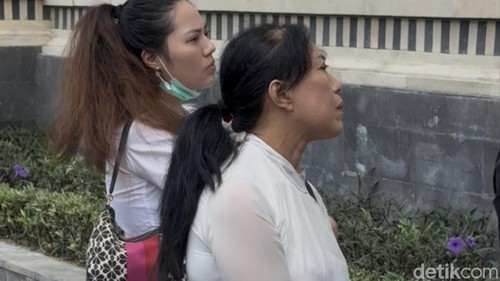 Dua tersangka penghilangan asal usul anak usai diperiksa di Polresta Denpasar, Selasa (8/9/2026).