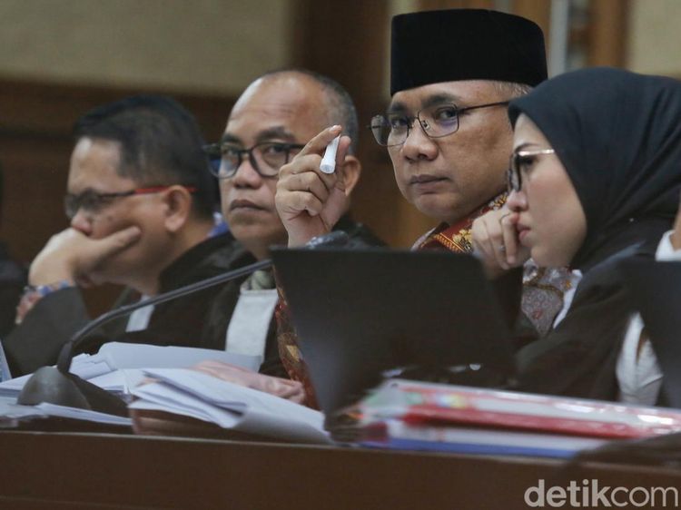 Duduk di Kursi Terdakwa, Yaqut Simak Kesaksian Empat Saksi