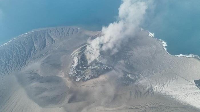 Erupsi Gunung Anak Krakatau. Foto: PVMBG/Handout via REUTERS