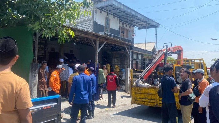 Proses evakuasi jenazah pria berbobot 250 kg di Gresik dengan menggunakan crane