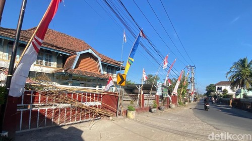 Gerbang masuk Kantor Desa Kebon Ayu, Kecamatan Gerung, Lombok Barat, masih disegel menggunakan bambu, Selasa (8/9/2026). (Foto: M Zahiruddin/detikBali)