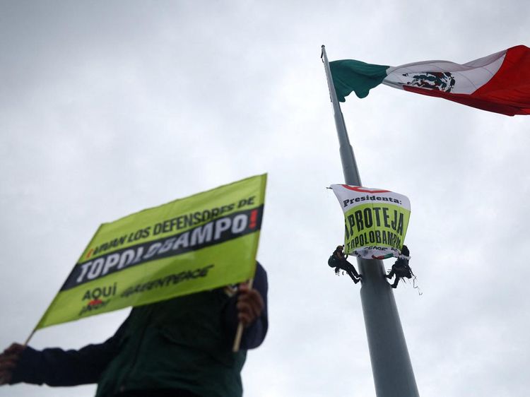 Greenpeace Panjat Tiang Bendera, Protes Pabrik Amonia di Meksiko