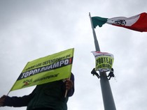 Greenpeace Panjat Tiang Bendera, Protes Pabrik Amonia di Meksiko