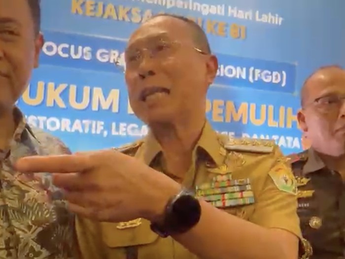 Gubernur Sultra Andi Sumangerukka saat ditanya soal denda PT TMS. Dokumen Istimewa