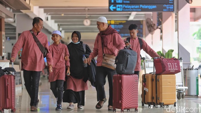 Bandara Halim Perdanakusuma, Jakarta Timur, kembali melayani penerbangan pada Selasa (8/9/2026) pagi. Aktivitas bandara kembali berjalan setelah sebelumnya sempat ditutup selama dua hari akibat terdampak sebaran abu vulkanik Gunung Anak Krakatau.