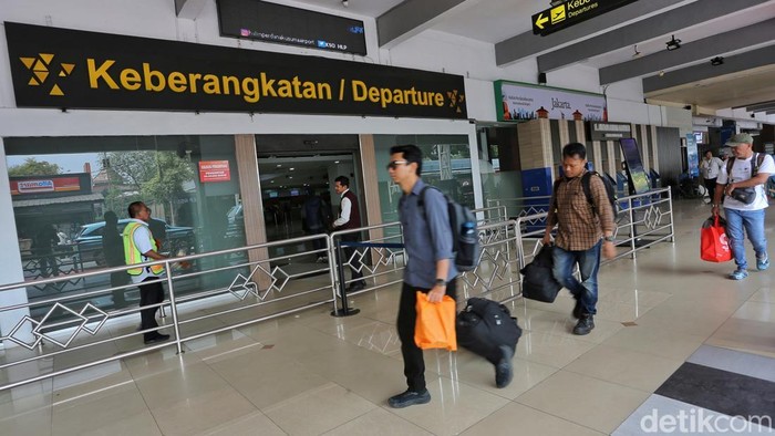 Bandara Halim Perdanakusuma, Jakarta Timur, kembali melayani penerbangan pada Selasa (8/9/2026) pagi. Aktivitas bandara kembali berjalan setelah sebelumnya sempat ditutup selama dua hari akibat terdampak sebaran abu vulkanik Gunung Anak Krakatau.