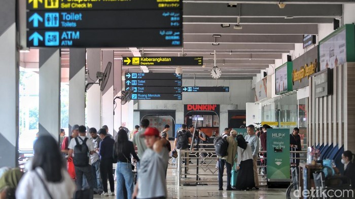 Bandara Halim Perdanakusuma, Jakarta Timur, kembali melayani penerbangan pada Selasa (8/9/2026) pagi. Aktivitas bandara kembali berjalan setelah sebelumnya sempat ditutup selama dua hari akibat terdampak sebaran abu vulkanik Gunung Anak Krakatau.