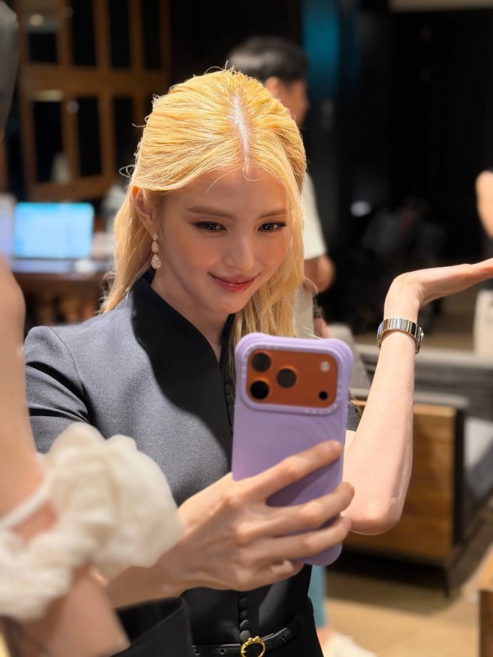 Han So Hee cat rambut pirang demi peran di live action Solo Leveling.