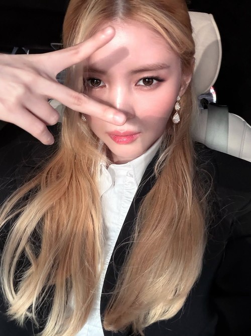 Han So Hee cat rambut pirang demi peran di live action Solo Leveling.