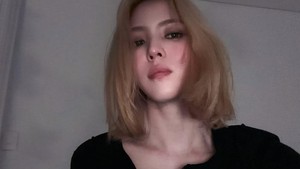 Penampilan baru Han So Hee ini bikin shock banyak penggemar. Mengingat selama ini sang aktris selalu identik dengan rambut gelapnya. (Foto: dok. Instagram @xeesoxee)