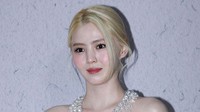 Gaya Han So Hee Serba Putih di Acara Boucheron, Rambut Pirang Bak Goddess
