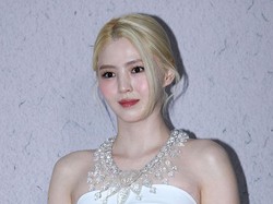 Gaya Han So Hee Serba Putih di Acara Boucheron, Rambut Pirang Bak Goddess