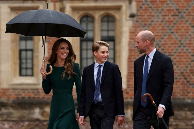 William dan Kate terlihat sangat bangga saat memasuki gedung sekolah. Setelah penyambutan singkat dan sesi foto, keluarga Wales mengantar George menuju area kelas dan asramanya. (Foto: via REUTERS/ADRIAN DENNIS)