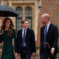 William dan Kate terlihat sangat bangga saat memasuki gedung sekolah. Setelah penyambutan singkat dan sesi foto, keluarga Wales mengantar George menuju area kelas dan asramanya. (Foto: via REUTERS/ADRIAN DENNIS)