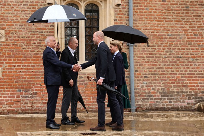 Keluarga kerajaan tiba di tengah hujan deras saat mereka berjalan melewati School Yard, bagian bersejarah Eton. Daily Mail mengabarkan, kepala sekolah Simon Henderson dan provost Sir Nicholas Coleridge menyambut hangat kedatangan mereka. (Foto: via REUTERS/ADRIAN DENNIS)