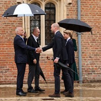 Keluarga kerajaan tiba di tengah hujan deras saat mereka berjalan melewati School Yard, bagian bersejarah Eton. Daily Mail mengabarkan, kepala sekolah Simon Henderson dan provost Sir Nicholas Coleridge menyambut hangat kedatangan mereka. (Foto: via REUTERS/ADRIAN DENNIS)