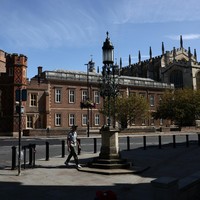 Hari pertama George berbeda jauh dari pengalaman ayahnya, William, di Eton pada 1995. Eton memang menjadi salah satu pilihan utama William dan Catherine, tetapi pasangan tersebut sebelumnya juga mempertimbangkan beberapa sekolah asrama lain. (Foto: via REUTERS/ADRIAN DENNIS)