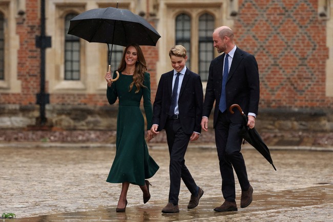 iaya pendidikan Eton mencapai lebih dari 65.000 pound sterling atau Rp 1,5 miliar per tahun. Sekolah tersebut memiliki sejarah panjang sejak didirikan Raja Henry VI pada 1440. (Foto: via REUTERS/ADRIAN DENNIS)