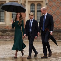 iaya pendidikan Eton mencapai lebih dari 65.000 pound sterling atau Rp 1,5 miliar per tahun. Sekolah tersebut memiliki sejarah panjang sejak didirikan Raja Henry VI pada 1440. (Foto: via REUTERS/ADRIAN DENNIS)