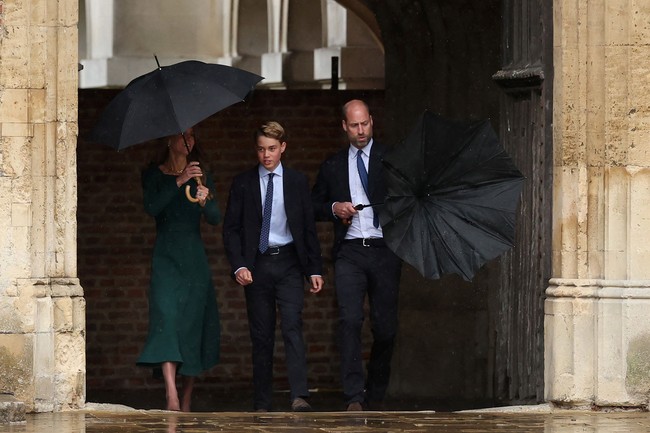 Pangeran George memulai hari pertamanya di Eton College, Eton, Inggris, pada Selasa (8/9/2026). Pangeran William dan Putri Wales Catherine atau Kate Middleton pun mengantarkan putra sulung mereka yang berusia 13 tahun itu. (Foto: via REUTERS/ADRIAN DENNIS)
