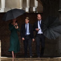 Pangeran George memulai hari pertamanya di Eton College, Eton, Inggris, pada Selasa (8/9/2026). Pangeran William dan Putri Wales Catherine atau Kate Middleton pun mengantarkan putra sulung mereka yang berusia 13 tahun itu. (Foto: via REUTERS/ADRIAN DENNIS)
