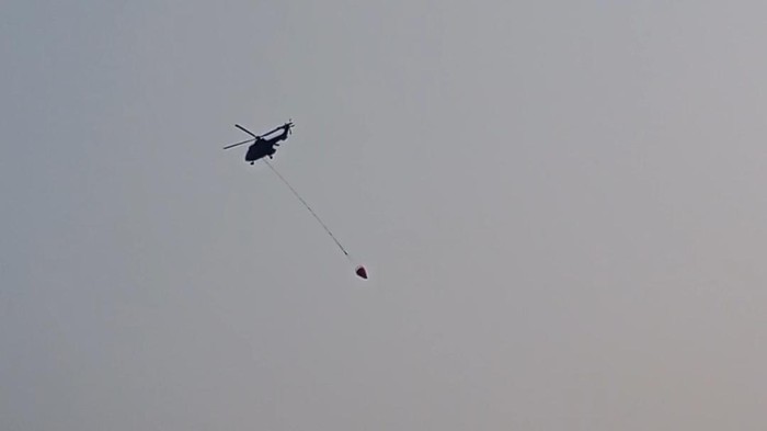 Heli water bombing diturunkan untuk memadamkan kebakaran TPA Galuga, Bogor, Selasa (8/9/2026).