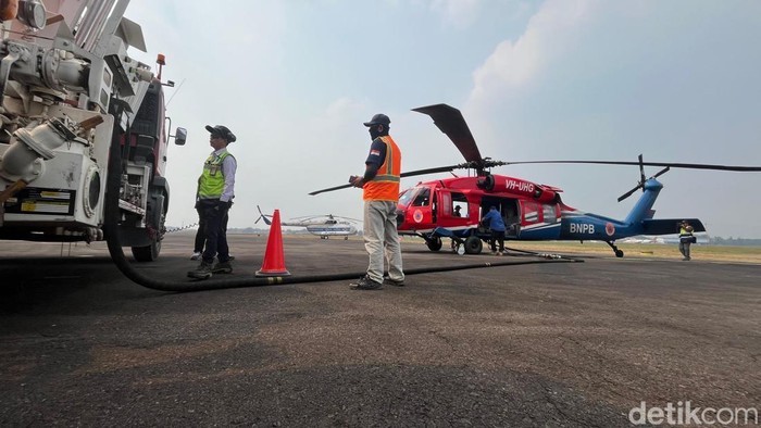 Helikopter water bombing melakukan pengisian BBM di Pangkalan TNI AU Lanud Sri Mulyono Herlambang