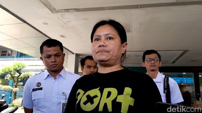 Orang tua Febiona, Elvinus Lusiana Sitanggang (49) saat diwawancarai.