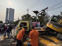 Hindari Motor Rem Mendadak, Ekskavator Jatuh dari Truk di Jemur Andayani