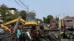 Hindari Motor Rem Mendadak, Ekskavator Jatuh dari Truk di Jemur Andayani