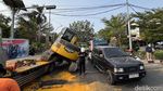 Hindari Motor Rem Mendadak, Ekskavator Jatuh dari Truk di Jemur Andayani