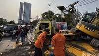 Kecelakaan terjadi di pertigaan traffic light (TL) Jalan Jemur Andayani, Surabaya. Truk pengangkut ekskavator atau bego oleng saat menghindari motor yang mengerem mendadak hingga sebagian ekskavator terjatuh ke jalan.