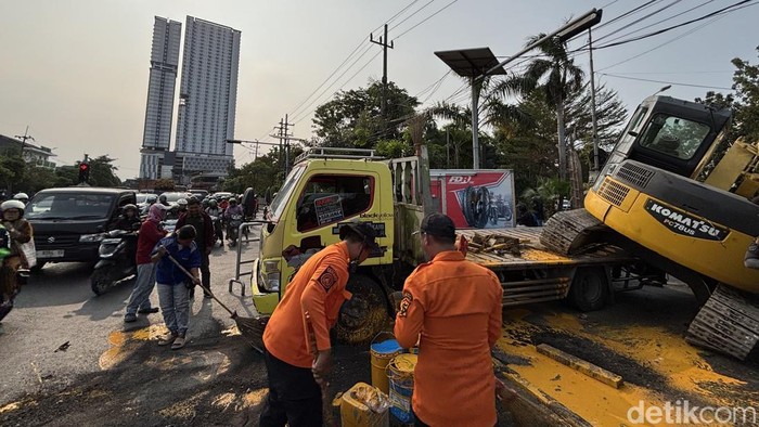 Hindari Motor Rem Mendadak, Ekskavator Jatuh dari Truk di Jemur Andayani