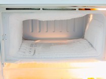 Bukan Dikerok, Ini Cara Ampuh Bersihkan Bunga Es di Freezer