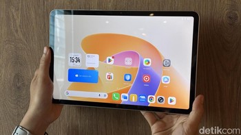 Infinix XPAD 30 Pro dibekali layar 11 inch beresolusi 2.5K dengan tingkat kecerahan hingga 550 nit dan rasio layar terhadap bodi 85%. Layar Infinix XPAD 30 Pro telah mengantongi sertifikasi TÜV Rheinland Hardware-Level Low Blue Light dan Flicker-Free untuk membantu menjaga kenyamanan mata. Foto: Rizqy Nur Amalia/detikINET