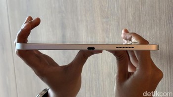Tablet ini dibekali baterai berkapasitas 8.200 mAh dan fitur All-Scenario Bypass Charging yang dapat menyalurkan daya langsung ke perangkat saat digunakan sambil mengisi baterai. Infinix XPAD 30 Pro menyediakan slot kartu SIM dan konektivitas 4G, sehingga pengguna tetap bisa mengakses internet tanpa harus bergantung pada jaringan Wi-Fi.Foto: Rizqy Nur Amalia/detikINET