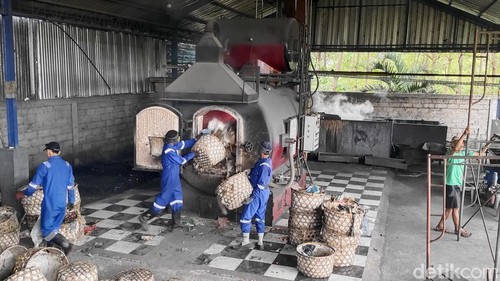 Insinerator di TPS3R Desa Cemagi, Badung masih beroperasi normal meski sempat dikecam soal limbah cemari Sungai Tukad Penet, Selasa (8/9/2026).