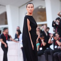 Hari berikutnya di Venice Film Festival 2026, Irina tampil lebih minimalis dalam balutan gaun hitam. Gaun juga memiliki detail cut-out di bagian samping dan model backless yang mengekspos punggung. Foto: WireImage/Stefania DAlessandro