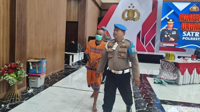 IWJ (59) ditangkap polisi usai ketahuan kirim benur ke Singapura via Juanda