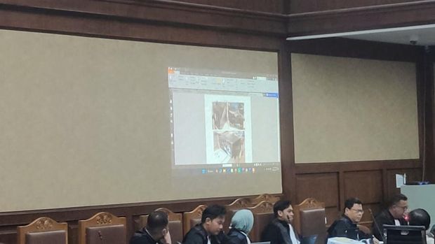 Jaksa menampilkan foto-foto barang bukti yang disita terkait kasus dugaan korupsi kuota haji (Mulia/detikcom)