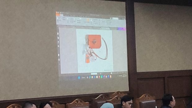 Jaksa menampilkan foto-foto barang bukti yang disita terkait kasus dugaan korupsi kuota haji (Mulia/detikcom)