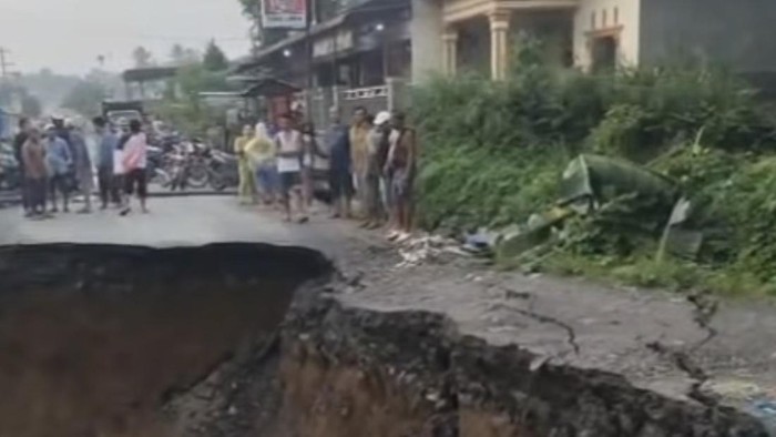 Jalan Utama di Dusun II, Desa Tiga Juhar, Kecamatan STM Hulu, Kabupaten Deli Serdang, amblas dan tidak dapat dilalui kendaraan.