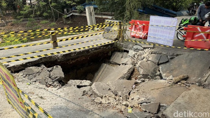 Jalan amblas di Duren Sawit (Adhfar Aulia Syuhada/detikcom)