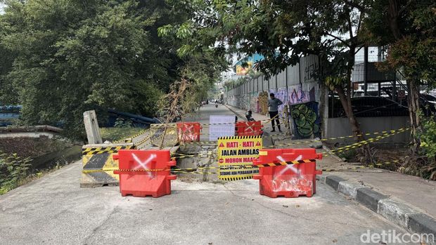 Jalan amblas di Duren Sawit (Adhfar Aulia Syuhada/detikcom)