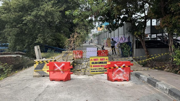 Jalan di Duren Sawit, Jaktim amblas usai dilitasi truk pasir (Adhfar/detik)