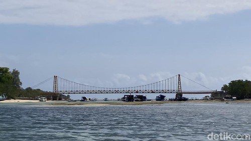 Jembatan kuningikonik yang menghubungkan NusaLembongan dan Ceningan di Kecamatan Nusa Penida, Klungkung, Bali, Selasa (8/9/2026). (Foto:Fatih Kudus Jaelani/detikBali)