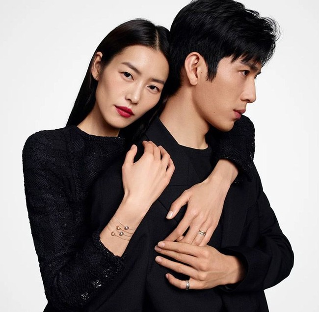 Kisah cinta Liu Wen dengan Jing Boran menuai rasa penasaran publik. Meski belum pernah dikonfirmasi secara publik, mereka telah dikaitkan sejak 2019. Foto: Dok. CHANEL, Photography by Tim Elkaïm
