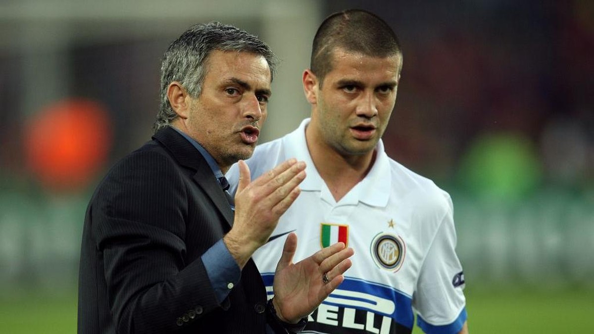 Jose Mourinho bersama Cristian Chivu pernah membawa Inter Milan juara Liga Champions pada 2009/10 (Foto: PA Images via Getty Images/Stephen Pond - EMPICS)