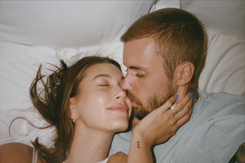 Justin Bieber dan Hailey Bieber Justin Bieber dan Hailey Bieber pemotretan majalah W Youth.